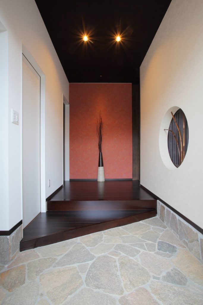 石畳の美しい玄関は上り框を斜めに仕切ることで廊下側が広々としたスペースに