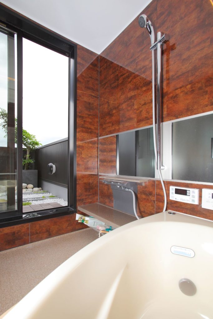 2階浴室はバルコニーと面し、入浴中にお庭の風景を楽しめる様に大開口のサッシを設置