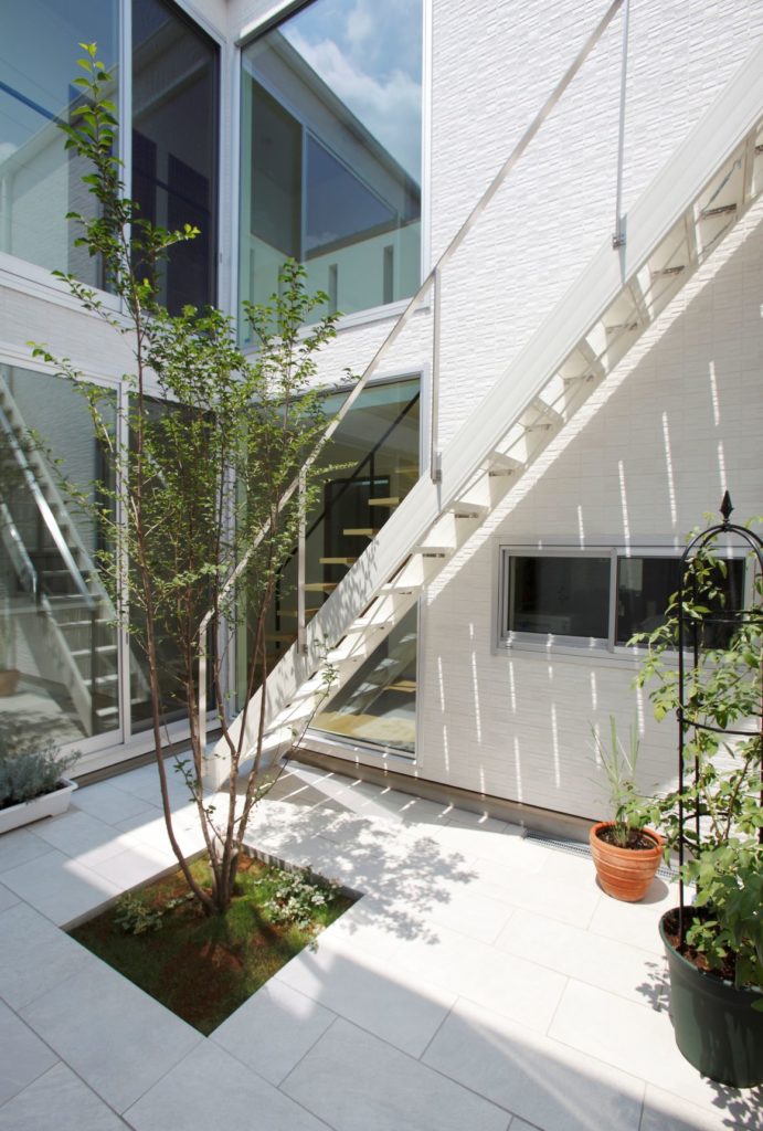 「外からの視線は遮り、中庭をぐるりと囲む光あふれる家」施工実例を公開しました。