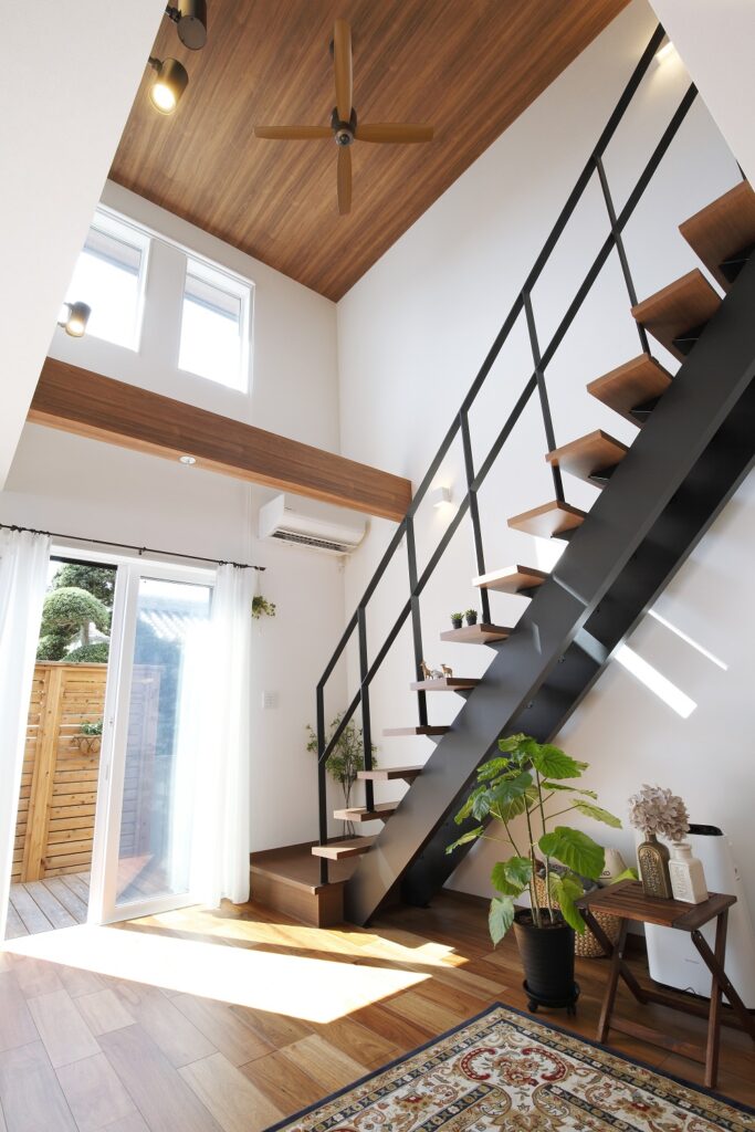 木×アイアンのリビング階段が印象的な高気密高断熱の家