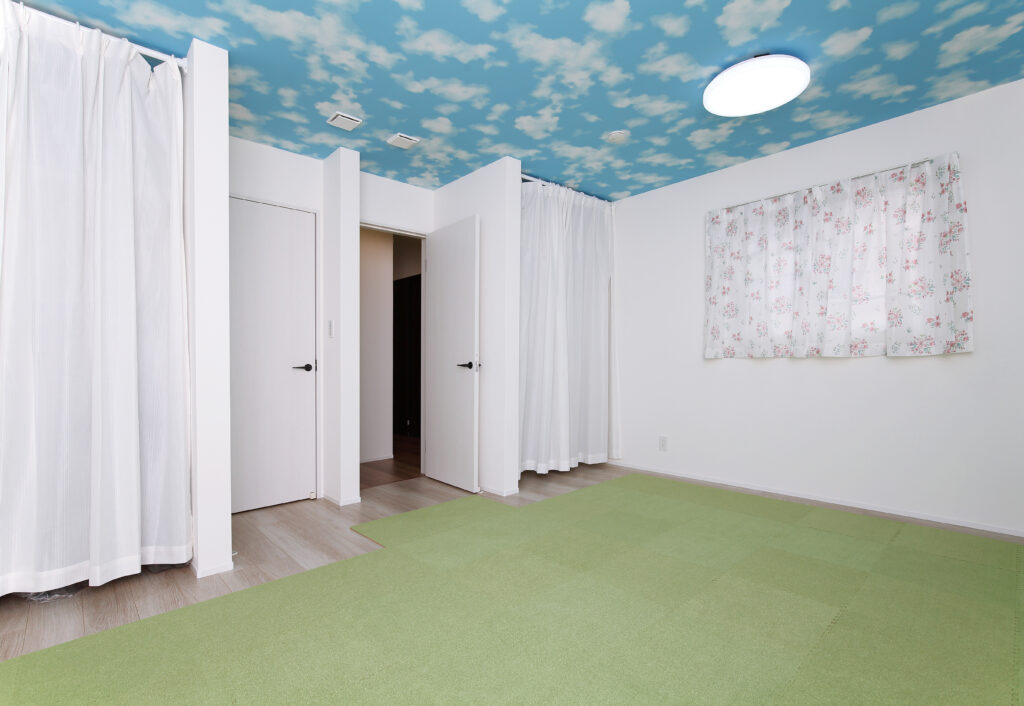 芝生と青空をイメージしたお子様の部屋。将来二つのお部屋に分けることができる