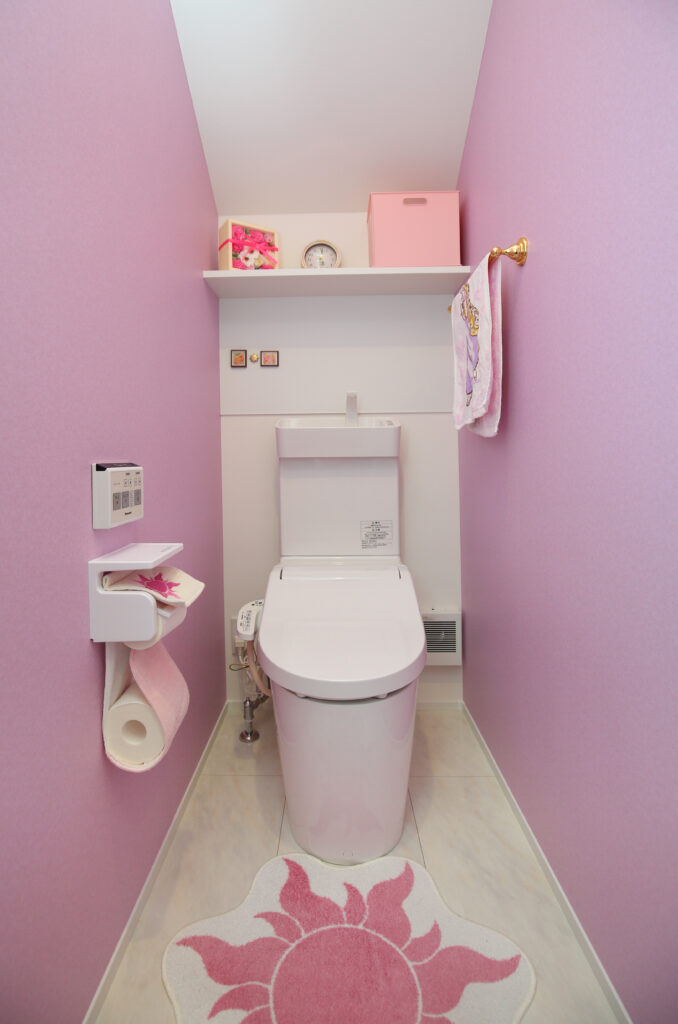 ピンクで統一されたかわいらしいトイレ