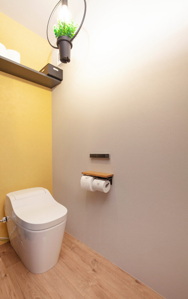 トイレのクロスも大好きな黄色。グリーンの付いた照明もかわいい