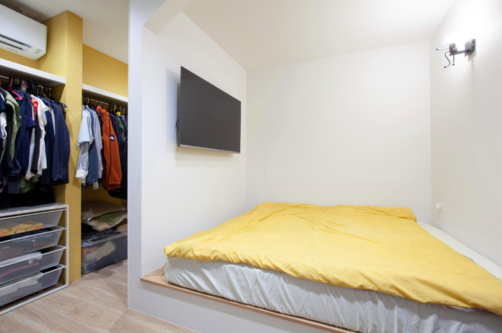 主寝室はベッドの大きさに合わせた段差やR垂れ壁で空間を緩やかに分けています